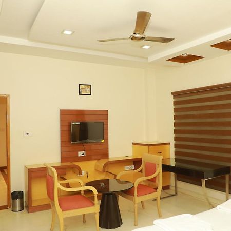 Hill View Paradise - 2Bhk'S & Rooms - A Golden Group Of Premium Home Stays - ตีรูปาติ ภายนอก รูปภาพ